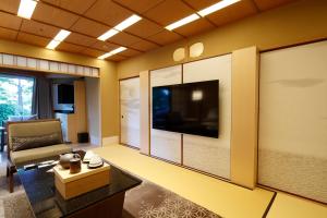 东京东京雅叙园酒店的客厅配有大屏幕平面电视