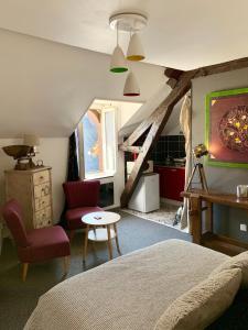 瓦朗赛Appartement des Petits Princes的一间卧室配有一张床、一把椅子和一张桌子