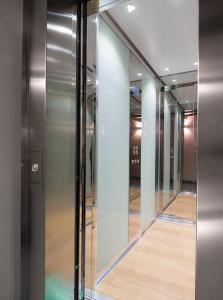 佛罗伦萨Pergola35的建筑物里一排玻璃电梯