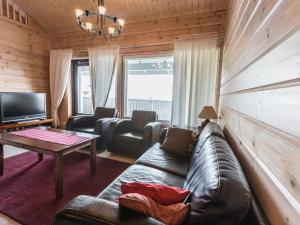 于莱Holiday Home Ylläksen rinnemäki c by Interhome的客厅配有真皮沙发和桌子