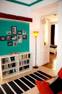 维也纳Cosy Appartement close to City的客厅设有书架和书架
