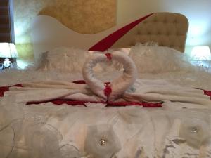 纳布卢斯Isra Hotel的一张有两只天鹅的睡床,看起来像摇滚乐