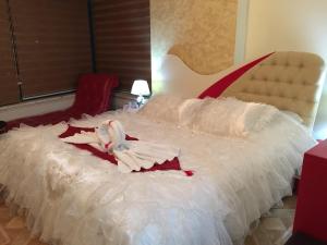 纳布卢斯Isra Hotel的一间卧室,配有一张带服装的床
