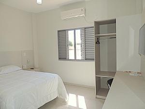 Campo VerdeHotel Pequeno Mundo 2的白色的卧室设有床和窗户