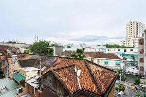 胡志明市Maison Royale的城市建筑物屋顶的顶部景观