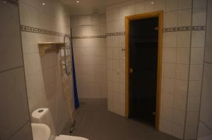 韦姆达伦Brostigen 8, Vemdalsskalet的一间带卫生间和黑色门的浴室