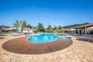 阿蒂巴亚Hotel Fazenda Hípica Atibaia的一个带桌椅的度假村游泳池
