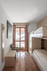 塞尔瓦迪加尔代纳山谷ARTEFUGIUM panoramico的一间卧室配有双层床和椅子