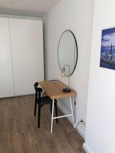 马斯特里赫特Huize Hoge Fronten的配有一张带镜子和椅子的桌子的房间
