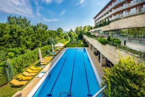 维谢格拉德Thermal Hotel Visegrád的享有酒店游泳池的顶部景色