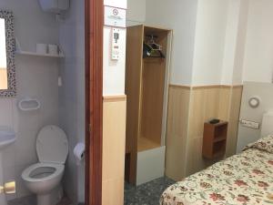 格拉纳达伊达尔戈酒店的一间带卫生间和床的小浴室