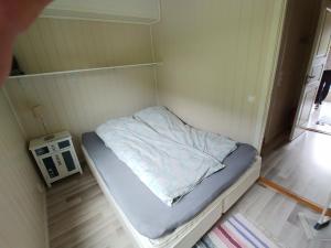 凯于庞厄尔Nedre Amla Fjord Apartment的小房间的小床,有架子