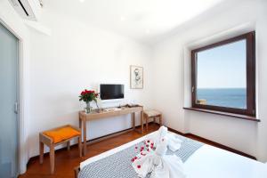 马纳罗拉Arpaiu的一间卧室配有一张床、一张书桌和一个窗户。