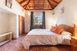 蓬塔戈尔达La Solanita的一间卧室设有一张大床和一个窗户。