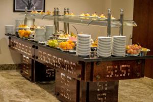 开罗纳格斯托利普酒店的自助餐,包括盘子和水果在桌上