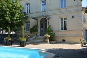 佩里格Villa Vesone的一座房子前面设有游泳池