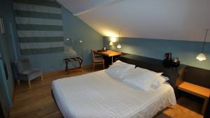 伊泽尔河畔的罗曼查姆洛莱杜帕克酒店的一间卧室配有一张床、一张桌子和一把椅子