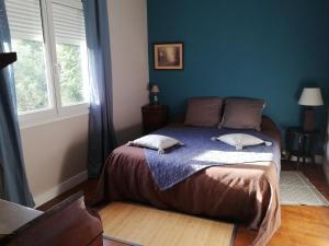 肖蒙Gîte de la Corniche的一间卧室配有一张带两个枕头的床