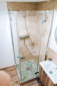 奎德林堡阿德尔海德加尼酒店的水槽旁的玻璃门淋浴