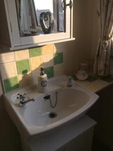 Newbold on StourThe Poplars的一间带水槽和镜子的浴室以及窗户。