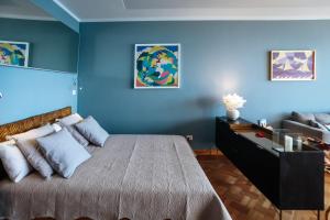 尼斯Promenade des Anglais - Studio suite seaside的蓝色的卧室配有床和沙发