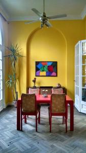 布宜诺斯艾利斯Casa Reina Palermo Queens的一间带桌子和两把椅子的用餐室