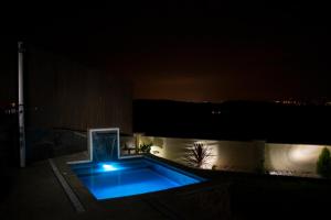潘通Casa Do José的屋顶游泳池的夜景