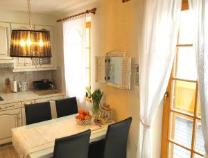 摩拉瓦托普利采Apartment Marjetica的一间带桌椅的厨房和一间用餐室