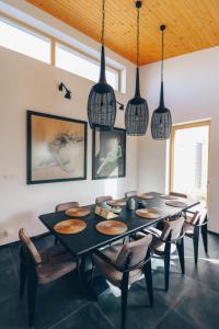 Šajdíkove HumenceStylish apartments at Penati Golf Resort的一间用餐室,配有黑色的桌子和椅子