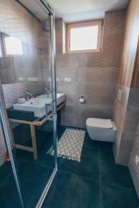 Šajdíkove HumenceStylish apartments at Penati Golf Resort的一间带水槽、卫生间和淋浴的浴室