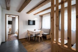 圣洛伦佐-迪塞巴托Chalet Dolomit的一间带桌椅的房间和一间卧室