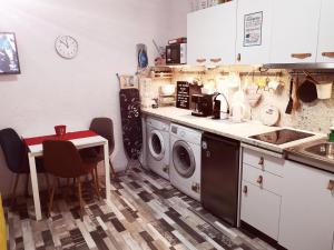 普罗夫迪夫PIJAMA HOUSE的厨房配有洗衣机和桌子