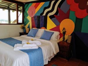 塔巴贝拉Hotel Venus de Valdivia Aeropuerto的一间卧室配有带毛巾的床