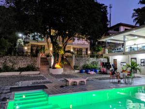 马比尼本特利娜潜水度假酒店的一座晚上设有游泳池的房子