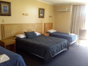 布罗肯希尔沙漠汽车旅馆的酒店客房设有两张床和窗户。