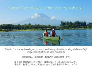 富士河口湖富士豪景酒店的两人在湖上划独木舟