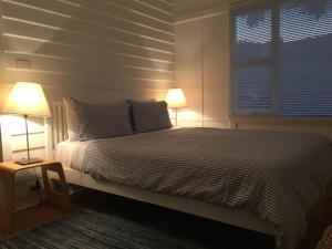 圣海伦斯Halcyon Days的一间卧室配有一张带两盏灯的床和一扇窗户。