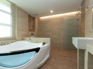 KeningauSuper OYO 89375 Regent Hotel的带浴缸、水槽和淋浴的浴室