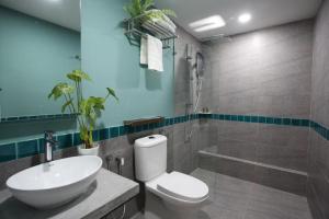 吉隆坡H Boutique Hotel Xplorer Loke Yew的浴室配有卫生间、盥洗盆和淋浴。