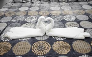 图斯特拉古铁雷斯HOTEL LOS PINOS CENTRO的两个白天鹅在床上心跳