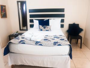 金斯敦新金斯顿住宿加早餐旅馆的一间卧室配有一张带蓝色和白色床头板的床