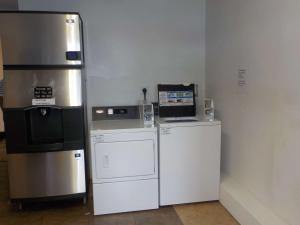 诺福克Economy 7 Inn的厨房配有冰箱和微波炉。
