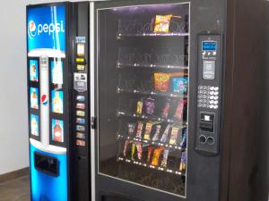 诺福克Economy 7 Inn的自动售货机里装满了食物和饮料