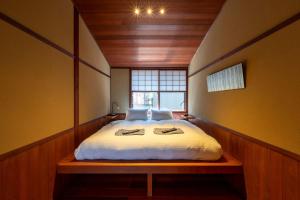 金泽UTAIMACHI的一间带床的卧室,位于带窗户的房间内