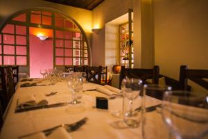 菲亚纳兰楚阿Tsara Guest House的餐厅的一张桌子,上面有白色的桌布