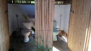 爱妮岛Banana Grove El Nido的浴室设有2个卫生间和2个水槽