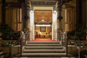 瓦雷泽瓦雷赛皇宫大酒店的通往铺有红地毯的建筑的楼梯