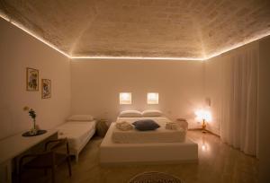圣维托罗卡波Cocciu d'amuri的一间卧室配有两张床和一张桌子及一张桌子。