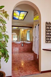 布雷达Parkhotel Mastbosch Breda的浴室设有两个水槽和彩色玻璃窗。