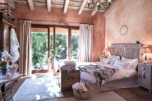 CurtaroloB&B Maison Parco Del Brenta的一间卧室设有一张床和一个大窗户